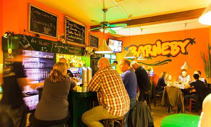 Spiele Spielebar Barneby Gäste Essen Getränke Bier Burger Cola Säfte Bar Tresen Barhocker Zapfsäule Zapfanlage Barkeeper TV Fernsehr Cocktails Lonkdrinks